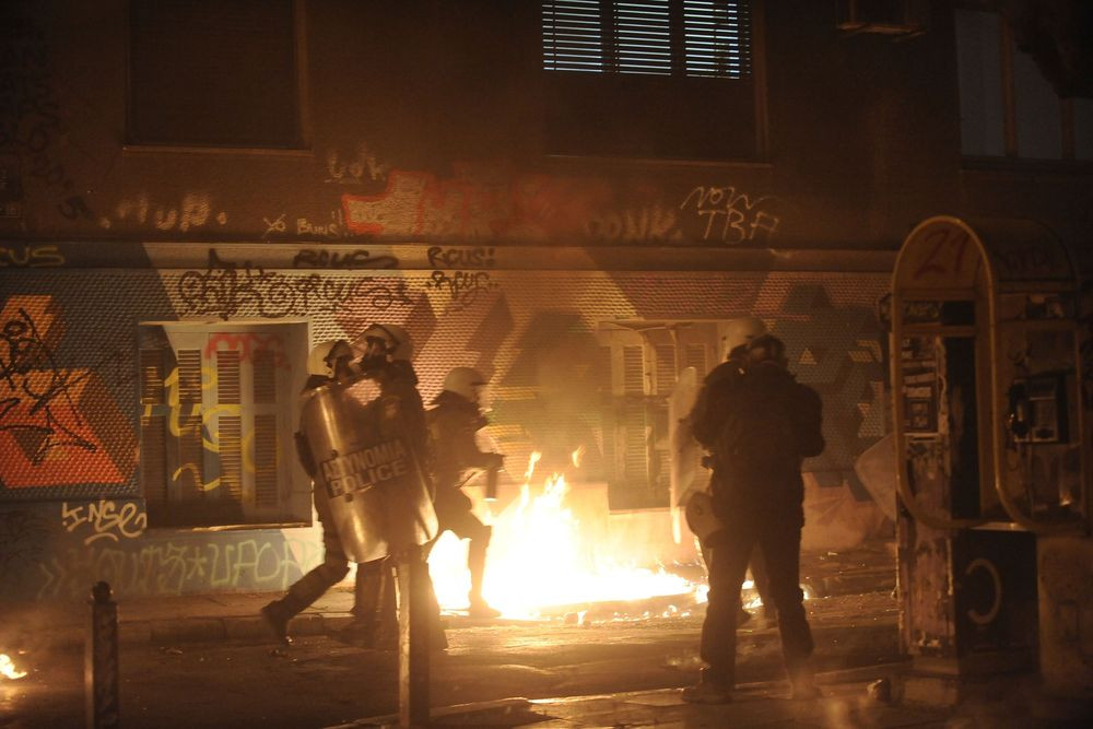 Μολότοφ και πέτρες εναντίον διμοιρίας των ΜΑΤ έξω από το Πολυτεχνείο